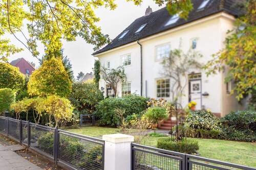 Straßenansicht - 6 Zimmer Doppelhaushälfte zum Kaufen in Hamburg