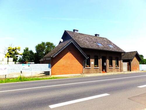 seitliche Hausansicht - 6 Zimmer Mehrfamilienhaus, Wohnhaus in Niederkrüchten-Elmpt