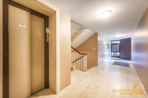 Flur mit Aufzug - 