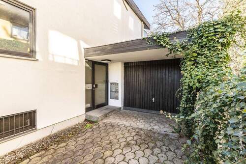 Eingangsbereich des Hauses - 8 Zimmer Mehrfamilienhaus, Wohnhaus in München