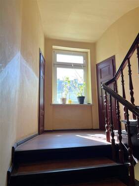 Treppenhaus - halbe Treppe - 2 Zimmer Mehrfamilienhaus, Wohnhaus zum Kaufen in Torgau