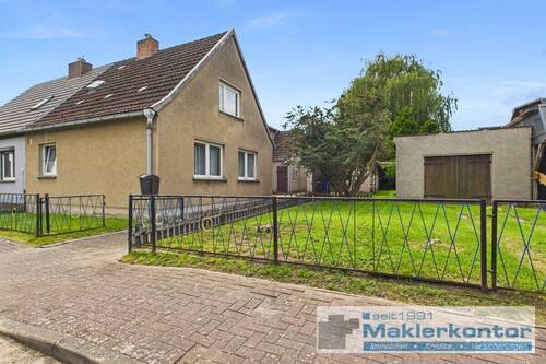 Hausfassade und Garage - Potent und preiswert: Einfamilienhaus für kreative Köpfe