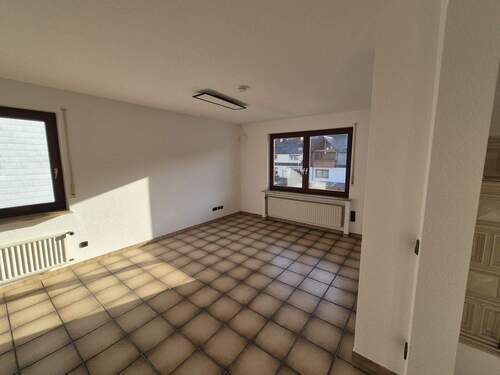 Wohnzimmer offener Übergang zum Esszimmer mit Kachelofen 1.OG - 