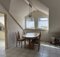 2 ½ - Zimmer-DG-Wohnung mit Carport, Stellplatz und Einbauküche - Endingen