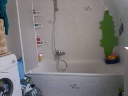 Badezimmer mit Duschwanne - 