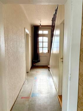 Flur EG - 5 Zimmer Mehrfamilienhaus, Wohnhaus zum Kaufen in Saarwellingen