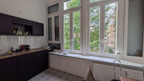 Fenster mit Rollläden, Einbauküche - 