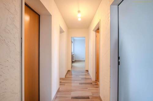 Flur - aktuell - Etagenwohnung mit 94,40 m&sup2; in Bergatreute zum Kaufen