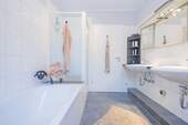 Vollbad mit Dusche und Wanne - 