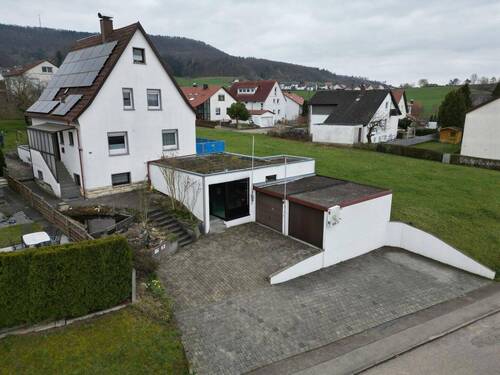 Frontansicht West, Stellplätze - 4 Zimmer Einfamilienhaus in Aalen-Attenhofen