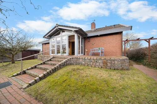 Hausansicht - Idyllischer Bungalow am Feldrand mit Pferdestall auf großem Grundstück