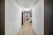 Flur im Keller - 