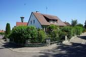 Außenansicht - Geräumiges Einfamilienhaus mit schönem Garten und 2 Garagen