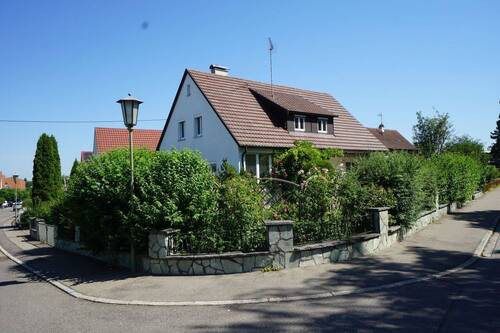 Außenansicht - Geräumiges Einfamilienhaus mit schönem Garten und 2 Garagen
