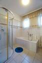 Renoviertes Bad im Erdgeschoss - 