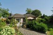 Titelbild - Ihr Rückzugsort im Grünen: moderner Bungalow mit großem Garten & Privatsphäre
