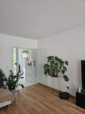 Wohnzimmer Blick zum Eingang - 