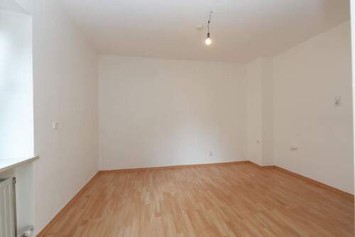 Wohnzimmer - 4 Zimmer Etagenwohnung zum Kaufen in Schwabach