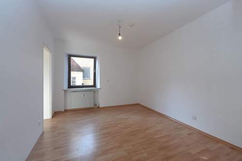 Wohnzimmer - 4 Zimmer Etagenwohnung in Schwabach