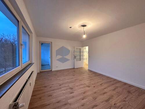 Wohnzimmer - Vollständig sanierte 2-Zimmer-Wohnung im 3. Obergeschoss mit Loggia