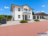 Ansicht-Haus mit Garagen - Exklusives Einfamilienhaus mit XXL-Garage, Traumgarten und eigenem Pool
