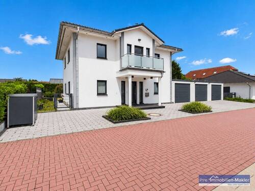 Ansicht-Haus mit Garagen - Exklusives Einfamilienhaus mit XXL-Garage, Traumgarten und eigenem Pool