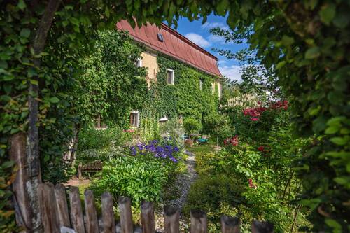 Bild 1 - Denkmalgeschütztes Wohnhaus aus dem 18. Jahrhundert, ehemaliges Mühlengebäude in idyllischem Garten