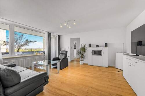 Wohnzimmer - Sanierter, heller Wohntraum: Panorama über See, Stadt und Alpen im 8.OG