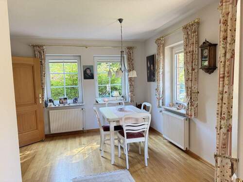 Heller Essbereich im Wohnzimmer - 