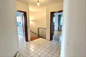Flur mit Treppe ins Souterrain - 