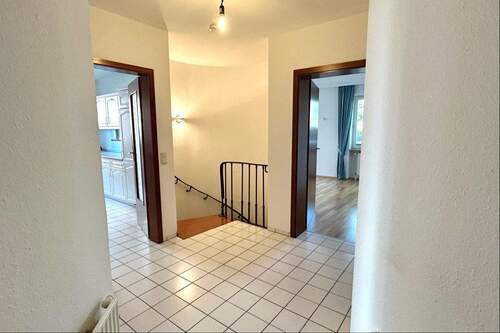 Flur mit Treppe ins Souterrain - 