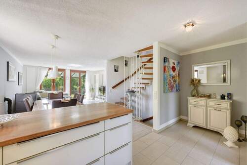 offenes Wohnen - +++ TOP gepflegt & modernisiert - sonnig & ruhig - 1-Fam.-REH - 2 Bäder mit Fenster - Hobbyraum, Pelletkamin, EBK, TG...