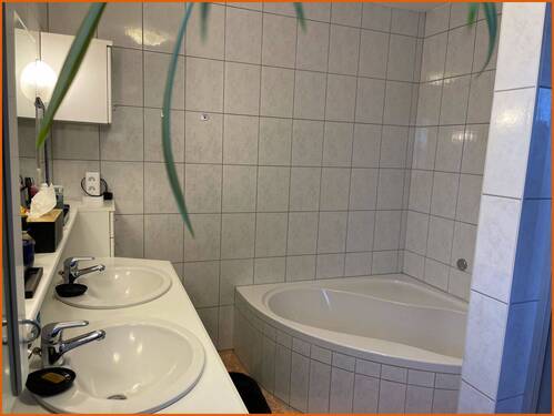 Badezimmer mit Wanne - 