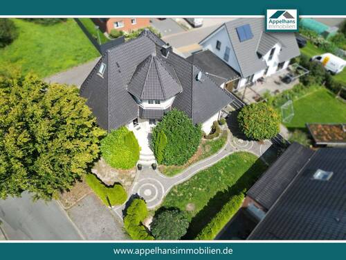 Vogelperspektive - Einfamilienhaus mit Pool und Wellnessbereich