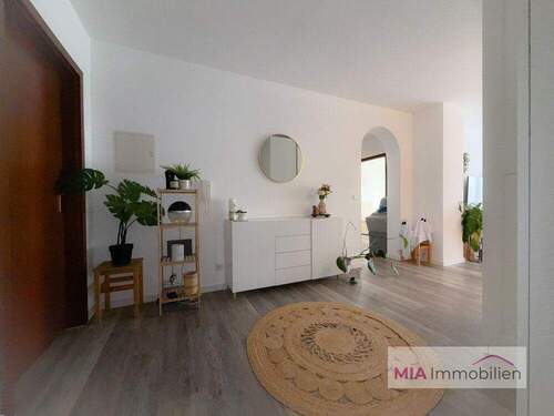 Diele - 4 Zimmer Etagenwohnung zum Kaufen in Künzelsau-Garnberg