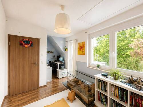 Kinderzimmer 1 + Balkonzugang - 