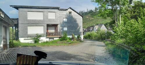 20250729_180223.jpg - Zentral gelegenes 2 Familienwohnhaus mit Nebengebäude