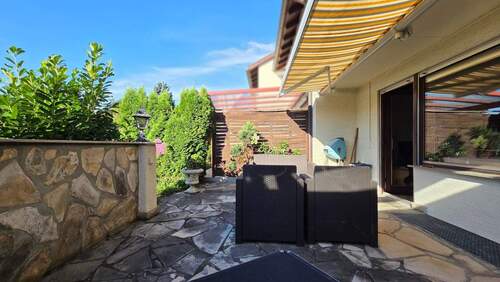 Terrasse mit Markise - 5 Zimmer Reihenmittelhaus zum Kaufen in Ötisheim