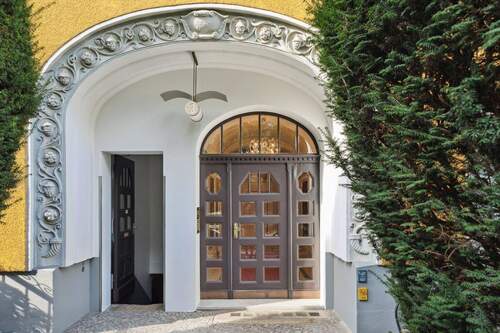 Hochherrschaftlicher Hauseingang - Großzügige Jugendstilrarität mit Südbalkon am Rüdesheimer Platz