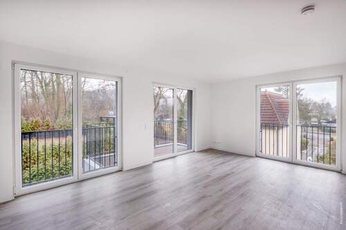 Wohn- und Esszimmer mit offener Küche und Balkon - Urbaner Wohnkomfort an der Havel - Exklusives Wohnen in Spandau