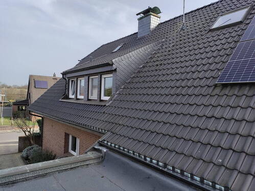 Dach mit Solaranlage - 