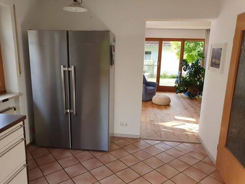 Küche mit Blick ins Wohnzimmer - 