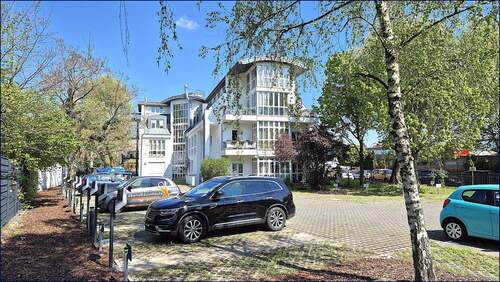 Rückseite Stellplätze Wallboxen - Einfamilienhaus in Berlin