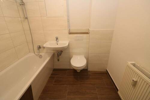 Bad mit Wanne - 3 Zimmer Etagenwohnung in Freiberg