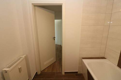 Bad mit Wanne - Etagenwohnung mit 66,40 m&sup2; in Freiberg zur Miete