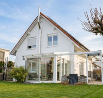 Energiesparendes Einfamilienhaus mit Wintergarten in Fellheim