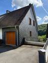 Hausfront mit Garage - Ruhiges Haus sucht solvente Mieter*in