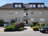 Vorderansicht - Schöne 4-Zimmer-Wohnung mit großartiger Dachterrasse und Einzelgarage