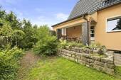 Veranda rechts vom Haus überdacht - Mehrfamilienhaus, Wohnhaus mit 83,60 m² in Falkensee zum Kaufen