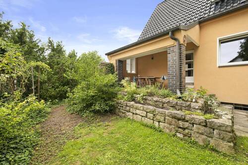 Veranda rechts vom Haus überdacht - Mehrfamilienhaus, Wohnhaus mit 83,60 m² in Falkensee zum Kaufen